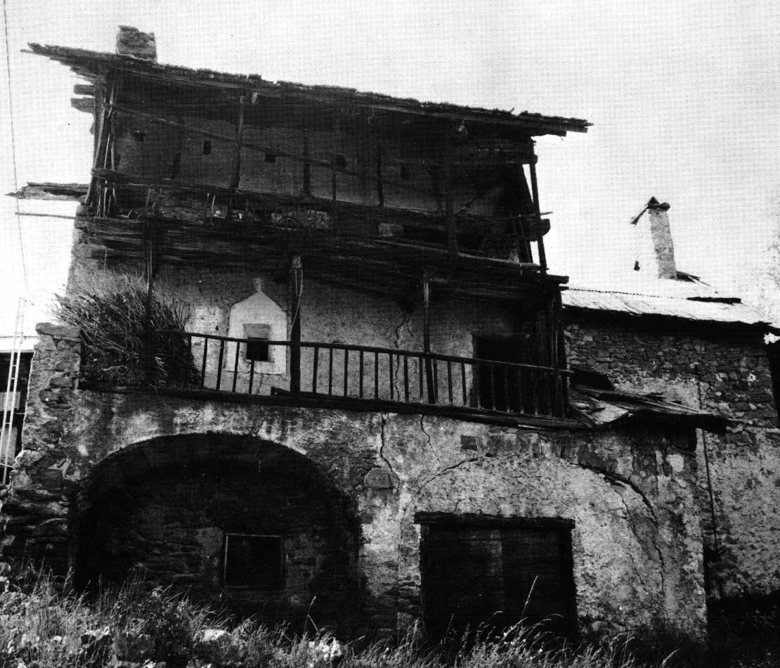 Puy -Saint-André -Puy-Chalvin -maison [224]. Vue d'ensemble de la façade antérieure. La maison, dépourvue de vestibule, fut dotée en 1835 d'un balcon porté sur deux arcs. L'un d'eux, doté par la suite d'une porte, fait office de sas.